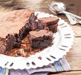Μια γλυκιά συνταγή για την ημέρα της γυναίκας φυσικά... από τα χεράκια της Αργυρώς! Κέικ όλο σοκολάτα (χωρίς αλεύρι) - Κυρίως Φωτογραφία - Gallery - Video