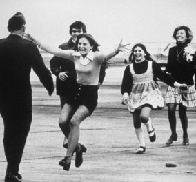 Έκρηξη χαράς - Με το Pulitzer βραβεύτηκε το 1973 η φωτογραφία... Burst of Joy του Αμερικανού φωτογράφου Slava Sal Veder!‏ - Κυρίως Φωτογραφία - Gallery - Video