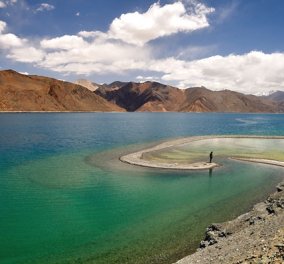 Το απέραντο γαλάζιο, το τυρκουάζ , το σμαραγδί, το μπλε της θάλασσας: Όλες οι αποχρώσεις σε μία λίμνη ψηλά στα Ιμαλάια (ασύληπτες εικόνες) - Κυρίως Φωτογραφία - Gallery - Video
