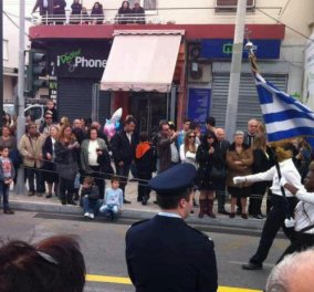 Η φωτογραφία της ημέρας - Μια μοναδική εικόνα από την παρέλαση στο Περιστέρι - Κυρίως Φωτογραφία - Gallery - Video