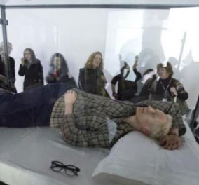 «Ζωντανή καλλιτέχνης» η Τίλτνα Σουίντον, κοιμήθηκε για οκτώ ώρες μπροστά στα έκπληκτα μάτια των επισκεπτών του ΜΟΜΑ - Κυρίως Φωτογραφία - Gallery - Video