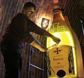 To μεγαλύτερο μπουκάλι κρασιού στον κόσμο έχει ύψος 2 μέτρα και 200 λίτρα περιεχόμενο! Μπουκάλι κρασιού για Ρεκόρ Γκίνες! (φωτό)‏ - Κυρίως Φωτογραφία - Gallery - Video