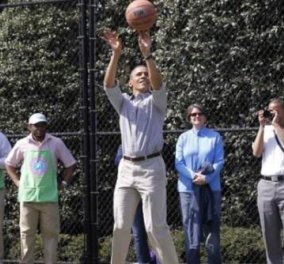 Ο Μπαράκ Ομπάμα παίζει μπάσκετ και μάλιστα βάζει τρίποντα! Δείτε τον στο βίντεο  - Κυρίως Φωτογραφία - Gallery - Video