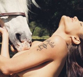 «Το κορίτσι και το άλογο»-σπάνια ημίγυμνη φωτογραφία της Αντζελίνα Τζολί πουλιέται σε δημοπρασία στον οίκο Christies - Κυρίως Φωτογραφία - Gallery - Video