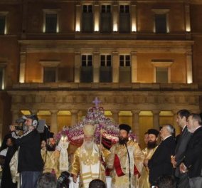 «Προδότες μας σταυρώσατε» φώναζαν οι πιστοί στους πολιτικούς στον Επιτάφιο (VIDEO)‏ - Κυρίως Φωτογραφία - Gallery - Video