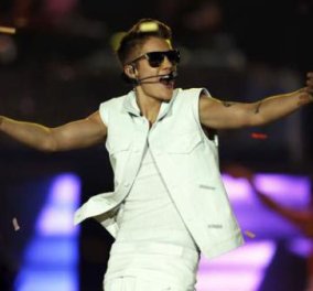 Ένας belieber άρπαξε τον Justin Bieber επί σκηνής την ώρα που έπαιζε στο Ντουμπάι! (βίντεο)‏ - Κυρίως Φωτογραφία - Gallery - Video