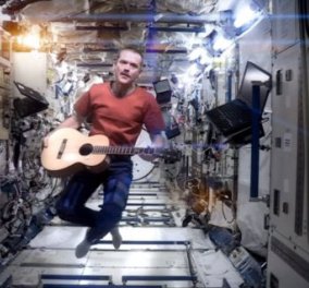 Το πρώτο βίντεο κλιπ στο διάστημα είναι γεγονός! Δείτε τον κυβερνήτη διαστημικού σταθμού να τραγουδά το Space Oddity του Ντέιβιντ Μπάουι - Κυρίως Φωτογραφία - Gallery - Video