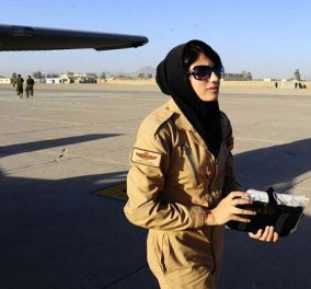 Δείτε την πρώτη γυναίκα πιλότο της Αφγανικής Πολεμικής Αεροπορίας με μαντήλα και... στυλ!‏ (φωτό) - Κυρίως Φωτογραφία - Gallery - Video