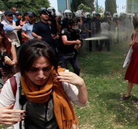 Woman in Red! Η γυναίκα σύμβολο της επανάστασης στην Τουρκία! Τι λέει η φωτορεπόρτερ που τράβηξε την φωτογραφία! - Κυρίως Φωτογραφία - Gallery - Video