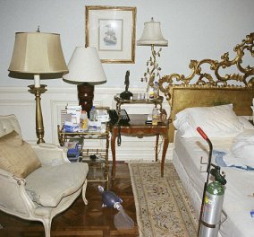 Για 1η φορά στην δημοσιότητα οι σοκαριστικές φωτογραφίες από την κρεβατοκάμαρα του Michael Jackson που μοιάζει με δωμάτιο νοσοκομείου - Φωτογραφίες μωρών στο κομοδίνο του! (φωτό) - Κυρίως Φωτογραφία - Gallery - Video