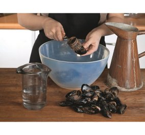 Η Αργυρώ Μπαρμπαρίγου μας δείχνει βήμα βήμα πως να αγοράσουμε, να καθαρίσουμε και να μαγειρέψουμε τα δημοφιλή μύδια - Απολαύστε!  - Κυρίως Φωτογραφία - Gallery - Video