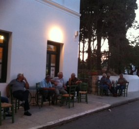 Ελληνικό καφενείο σε νησί: οι άντρες δεξιά μόνοι οι γυναίκες απέναντι μόνες  (φωτό)  - Κυρίως Φωτογραφία - Gallery - Video