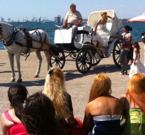 Σιγά μην αφήσουμε τον γάμο για την ΔΕΘ, σκέφτηκαν οι τσιγγάνοι της Θεσσαλονίκης και χθες το απόγευμα, τσιγγάνικος γάμος μπροστά στο Λευκό Πύργο!   - Κυρίως Φωτογραφία - Gallery - Video