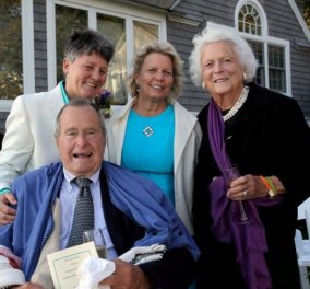Ο 89χρονος Τζορτζ Μπους στηρίζει το γάμο ομοφυλοφίλων και παραβρέθηκε ως μάρτυρας στο γάμο δύο γυναικών - Κυρίως Φωτογραφία - Gallery - Video