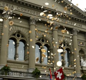 Οκτώ εκατομμύρια κέρματα έριξαν ακτιβιστές έξω από το κοινοβούλιο της Ελβετίας - Διαμαρτύρονται για τον καθορισμό ελάχιστου εγγυημένου μηναίου εισοδήματος! (φωτό - βίντεο) - Κυρίως Φωτογραφία - Gallery - Video
