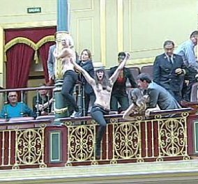 Γυμνή διαμαρτυρία υπέρ των αμβλώσεων από τις γυναίκες της Femen μέσα στην Ισπανική Βουλή (βίντεο) - Κυρίως Φωτογραφία - Gallery - Video