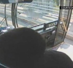Λίγο πριν τη «βουτιά στο κενό», οδηγός λεωφορείου αποτρέπει μια γυναίκα από την αυτοκτονία (βίντεο) - Κυρίως Φωτογραφία - Gallery - Video