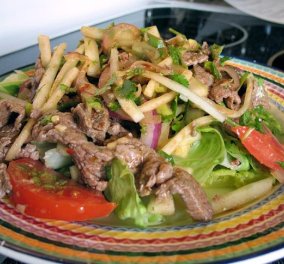Ταϊλανδέζικη σαλάτα με μοσχάρι μόλις σε 20 λεπτά από τον Άκη Πετρετζίκη - Κυρίως Φωτογραφία - Gallery - Video