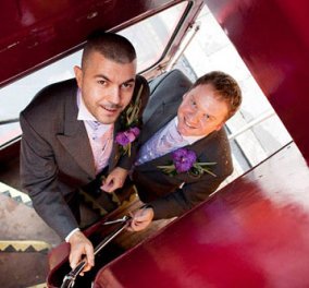 Δείτε το Γαμήλιο Aυτοκίνητο που επέλεξε ένα gay ζευγάρι στο Λονδίνο: το δίπατο κόκκινο λεωφορείο! - Κυρίως Φωτογραφία - Gallery - Video