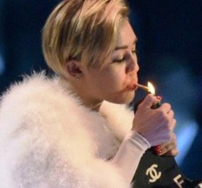 Εγώ λέω αυτό το «νούμερο» την Miley Cyrus  που έβγαλε και τσιγαριλίκι πάνω στη σκηνή των βραβείων MTV να την σαμποτάρουμε- Όλοι «Χ» στο κορίτσι που μεγαλώνει άγρια (βίντεο)
