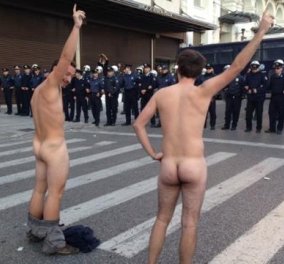 Γυμνή διαμαρτυρία στο περιθώριο της χθεσινής πορείας για το Πολυτεχνείο έκαναν δύο Γάλλοι ακτιβιστές μπροστά στα ΜΑΤ! (φωτό) - Κυρίως Φωτογραφία - Gallery - Video