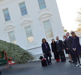 Mε μία άμαξα και δύο άλογα να την σέρνουν έφτασε το Χριστουγεννιάτικο δέντρο στον Λευκό Οίκο! Μέσα στην τρελή χαρά η Μισέλ και οι κόρες της! (φωτό - βίντεο)