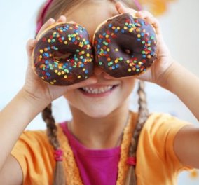 Γιατί τα κορίτσια καταναλώνουν περισσότερα γλυκά από τα αγόρια; Λιχούδες από μικρές γιατί... Δείτε!‏ - Κυρίως Φωτογραφία - Gallery - Video