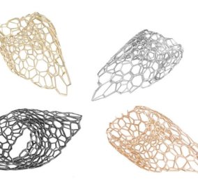 Όταν η διασημότερη αρχιτέκτονας Ζάχα Χαντίντ σχεδιάζει γεωμετρικά βραχιόλια τότε όλες οι γυναίκες θέλουν τουλάχιστον να τα δουν (φωτό)