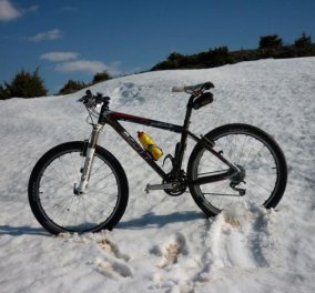 Μια υπέροχη φωτογραφία: το ποδήλατο πάνω στο χιόνι–Καστοριά σήμερα - Κυρίως Φωτογραφία - Gallery - Video