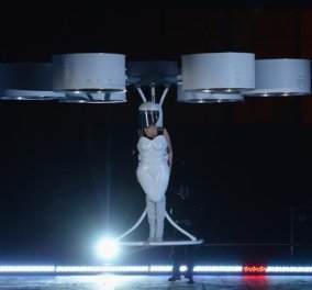 Το πρώτο ιπτάμενο φόρεμα είναι γεγονός και η γυναίκα που το φοράει καμία έκπληξη είναι η Lady Gaga που ξέρει τι θα πει τραβάω την προσοχή! (Φωτό - βίντεο)