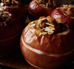 Ψητά πεντανόστιμα γεμιστά μήλα για τις γιορτές μας προτείνει απευθείας από την Αμερική ο σεφ μας Γιάννης Τόμπας! - Κυρίως Φωτογραφία - Gallery - Video