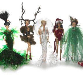 Αυτές οι Χριστουγεννιάτικες Barbie πως σας φαίνονται; Ο Stephen Jones είναι ο δημιουργός αυτών των ''εξωφρενικών''  κούκλων! (φωτό - βίντεο)  - Κυρίως Φωτογραφία - Gallery - Video