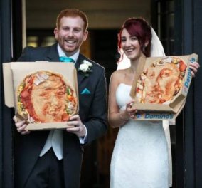 Smile: Αυτοί οι νεόνυμφοι πρωτοτύπησαν με τα δώρα τους χαρίζοντας από μία πίτσα με το πορτραίτο τους! (φωτό)  - Κυρίως Φωτογραφία - Gallery - Video