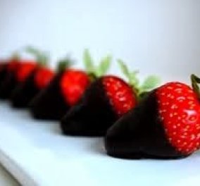 Ώρα για γλυκάκι: Σοκολατάκια με φρέσκες φράουλες και σαμπάνια σκέτη κόλαση μας φτιάχνει ο σεφ μας Κωνσταντίνος Μουζάκης - Κυρίως Φωτογραφία - Gallery - Video