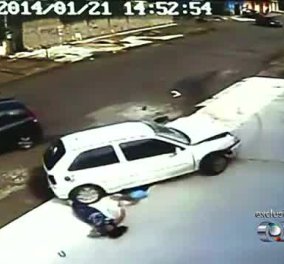 Απίστευτο: Αυτοκίνητο πέρασε πάνω από μια γυναίκα κι ένα παιδί-Δεν έπαθαν όμως σχεδόν τίποτα! (βίντεο) - Κυρίως Φωτογραφία - Gallery - Video