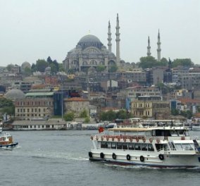 Ταξιδέψτε στην Κωνσταντινούπολη, αφήστε τη σαγήνη του Βοσπόρου να σας παρασύρει μαζί με τα σιροπιαστά, χαθείτε στα βουναλάκια του σαφράν και της κανέλας, παγιδευτείτε στα μπακίρια των Σουλτάνων  - Κυρίως Φωτογραφία - Gallery - Video