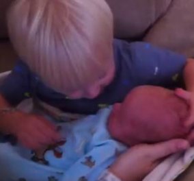 Η τρυφερή στιγμή που ένα δίχρονο αγοράκι βλέπει για πρώτη φορά το νεογέννητο αδερφάκι του (βίντεο) - Κυρίως Φωτογραφία - Gallery - Video