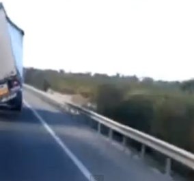 Φοβερό βίντεο! Δείτε πως «χορεύει» ένα φορτηγό στην Εθνική οδό από τους ισχυρούς ανέμους! (βίντεο) - Κυρίως Φωτογραφία - Gallery - Video