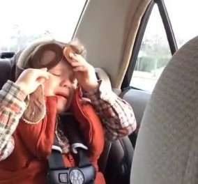 Αχ μωρέ το γλυκούλι αγοράκι μόλις 4ων, κλαίει ακούγοντας το τραγούδι της Αguilera μέσα στο αυτοκίνητο του μπαμπά του! Μα δείτε τον! (βίντεο)  - Κυρίως Φωτογραφία - Gallery - Video