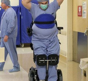 Fotostory της ημέρας: θαυμάστε τον γιατρό που έμεινε παράλυτος το 2010 και τώρα  χειρουργεί πάνω σε αναπηρικό stand up καρότσι- Μαθήματα ζωής !!! (φωτό) - Κυρίως Φωτογραφία - Gallery - Video
