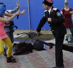 Επίθεση με μαστίγια από άνδρες ντυμένους με ρούχα Κοζάκων δέχθηκαν οι Pussy Riot-Προσπάθησαν να τραγουδήσουν στο λιμάνι του Σότσι (βίντεο) - Κυρίως Φωτογραφία - Gallery - Video