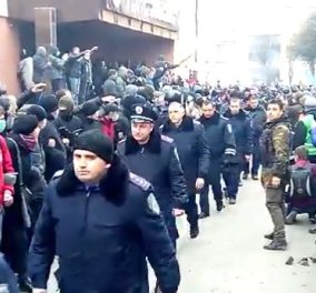 Συγκλονιστικές σκηνές στην Ουκρανία: Αστυνομικοί κατέθεσαν τα όπλα τους και εγκατέλειψαν το αστυνομικό τμήμα που το πολιορκούσαν οι διαδηλωτές (βίντεο) - Κυρίως Φωτογραφία - Gallery - Video