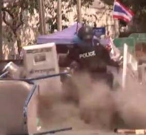 Επεισόδια και στη Μπανγκόκ - Χειροβομβίδα σκάει μπροστά από διμοιρία αστυνομικών! (Βίντεο) - Κυρίως Φωτογραφία - Gallery - Video