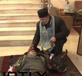 Παπάς ευλογεί τραυματίες και νεκρούς σε κεντρικό ξενοδοχείο του Κιέβου - Βίντεο από την Ουκρανία που κάνει τον γύρο του κόσμου! (βίντεο) - Κυρίως Φωτογραφία - Gallery - Video