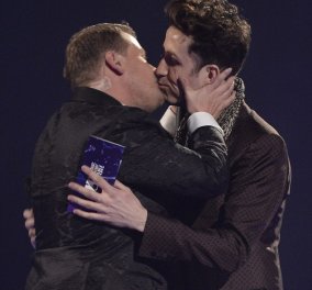 Το «καυτό» φιλί του παρουσιαστή των Brit Awards Τζέιμς Κόρντεν και του ηθοποιού Νικ Γκρίμσοου  που «τάραξε» την τελετή (βίντεο) - Κυρίως Φωτογραφία - Gallery - Video