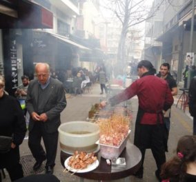 Καλαμάτα: Χοροί, τραγούδια, πλούσιοι μεζέδες και άφθονο κέφι στους δρόμους της πόλης την Τσικνοπέμπτη! (δείτε βίντεο - φωτό) - Κυρίως Φωτογραφία - Gallery - Video