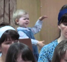Smile ατέλειωτο με αυτό το κουκλάκι κοριτσάκι που διευθύνει με πάθος μια χορωδία! (βίντεο)  - Κυρίως Φωτογραφία - Gallery - Video