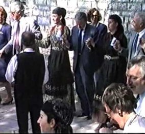 1988 σούπερ βίντεο ρετρό με Μπαρόζο νιάτο να χορεύει τσάμικο στα Γιάννενα πλάι σε Ζακ Ντελόρ, Τζούλιο Αντρεότι, Κάρολο Παπούλια οικοδεσπότη - Όλοι με τις γυναίκες τους όλοι τσάμικο!(βίντεο)  - Κυρίως Φωτογραφία - Gallery - Video