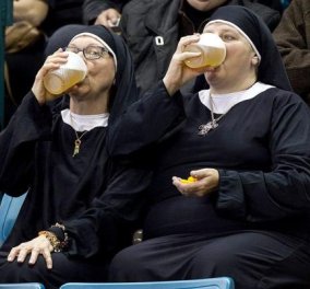 Smile: Ήμαρτον - Δύο καλόγριες πίνουν μπύρες, φοράνε χαϊμαλιά παρακολουθούν την αγαπημένη τους ομάδα! (φωτό) - Κυρίως Φωτογραφία - Gallery - Video