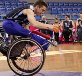 Συγκινητικό βίντεο - Τον γύρο του κόσμου κάνει το βίντεο με τον αθλητή Δημήτρη Βάσση να χορεύει την ''Ευδοκία'' πάνω στο αναπηρικό καροτσάκι!  - Κυρίως Φωτογραφία - Gallery - Video